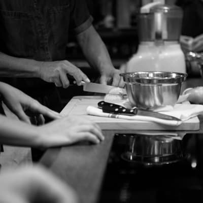 Profesionales de hostelería trabajando en una cocina